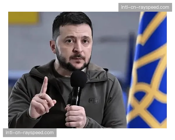 无声的尊重:俄罗斯与乌克兰俱乐部赛前,双方队员在网前握手致意,观众席掌声雷动