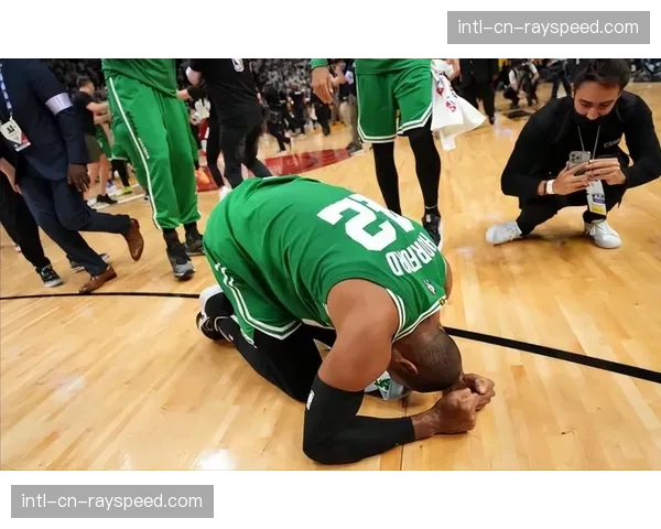 特写：德国杯决赛终场哨响，老将乌韦·根斯海默与队友相拥庆祝